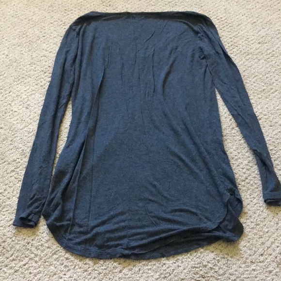 SOLD - XS gap long sleeve - Picture 3 of 3